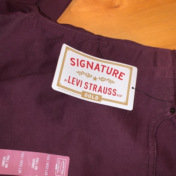 Women’s Levi pulling skinny jeans. NWT - Picture 3 of 8